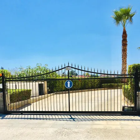 In The Sun شقة بافوس